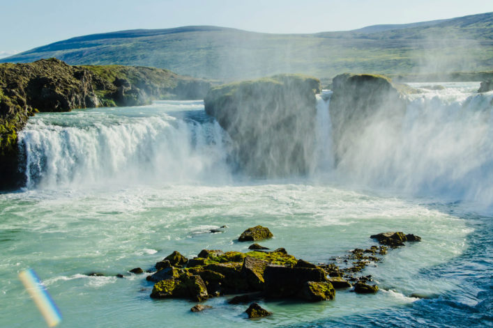 islaendische-wasserfall-in-island-istock_000041156040_large-2-1