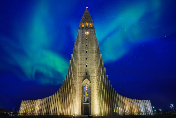 kirche-hallgrimurs-mit-northern-light-istock_000057190602_large-2