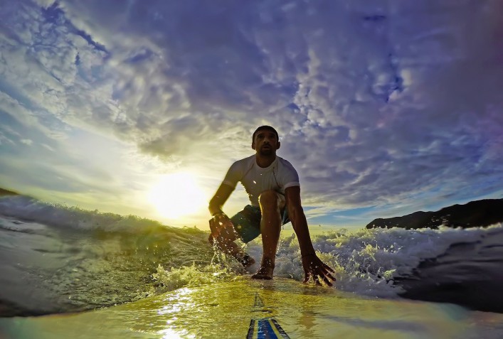 urlaubsguru.de_surfing-at-sunset-under-clouds-istock_000075395361_medium-707×477