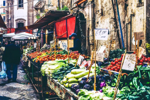 grocery-shop-at-famous-local-market-ballaro-in-palermo-italy-shutterstock_273331211-editorial-only-yulia-grigoryeva-2-707x472