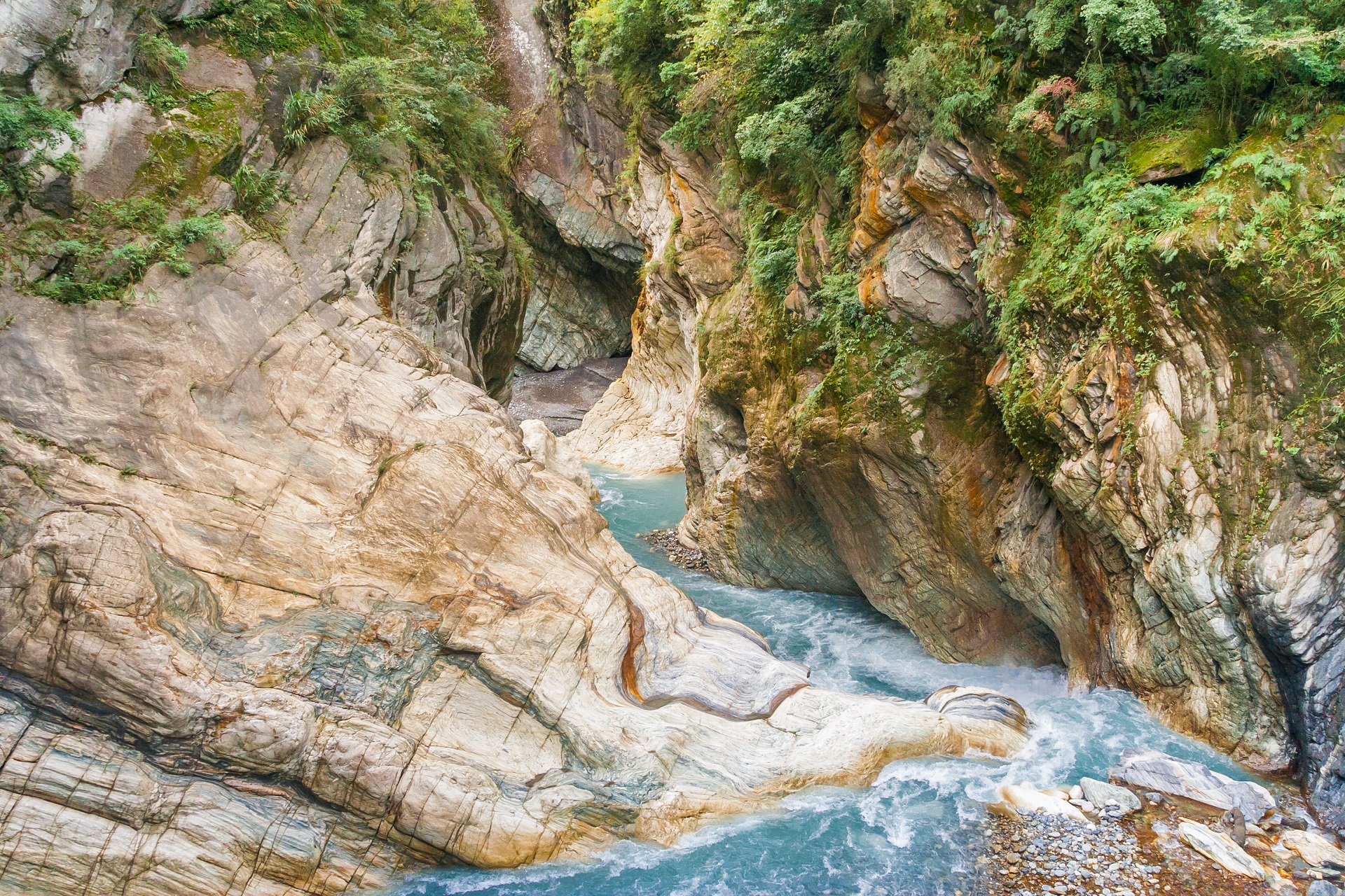 Ein Fluss fließt durch die Schlucht im Taroko-Nationalpark in Taiwan