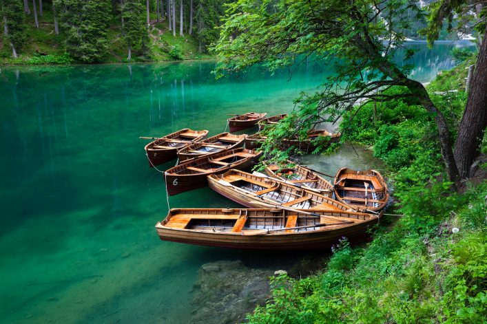 Boote auf dem Pragser Wildsee.