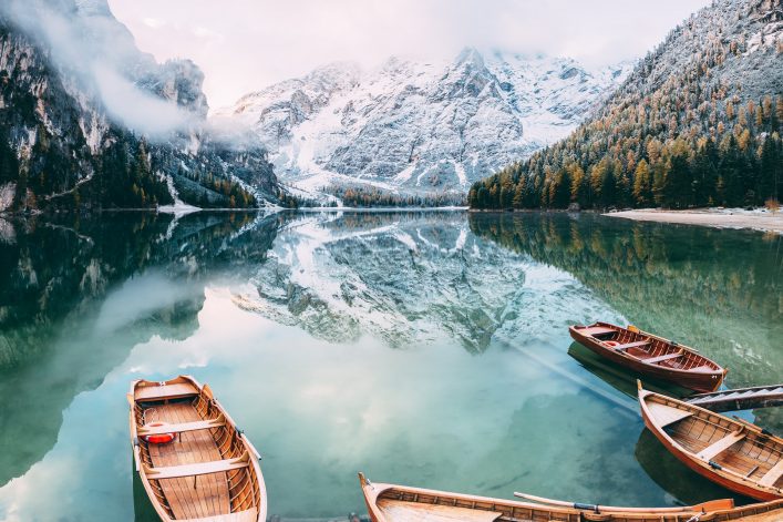 Kleine Boote auf dem Pragser Wildsee.