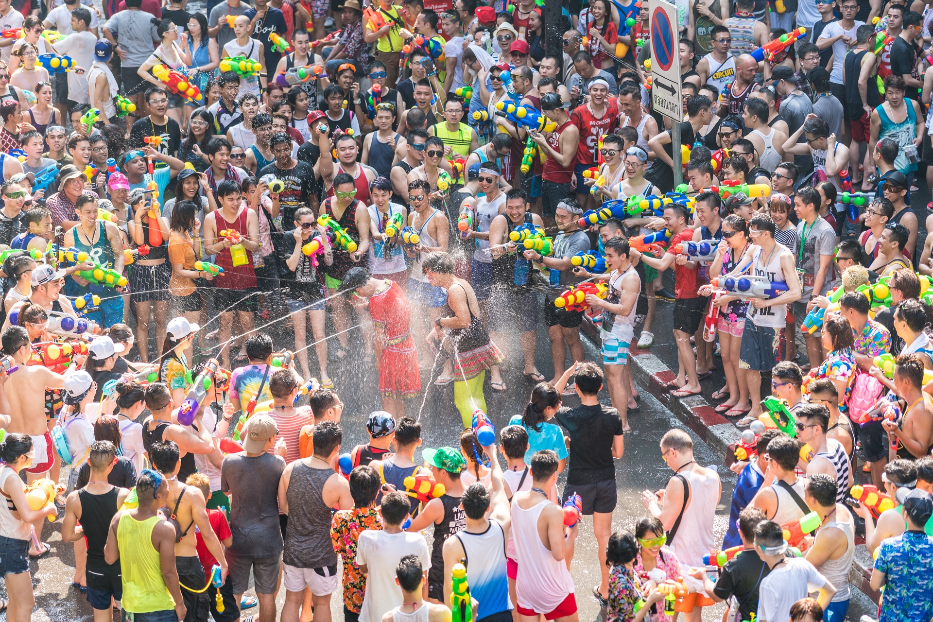Thais bespritzen Touristen auf der Straße beim Songkran Festival.