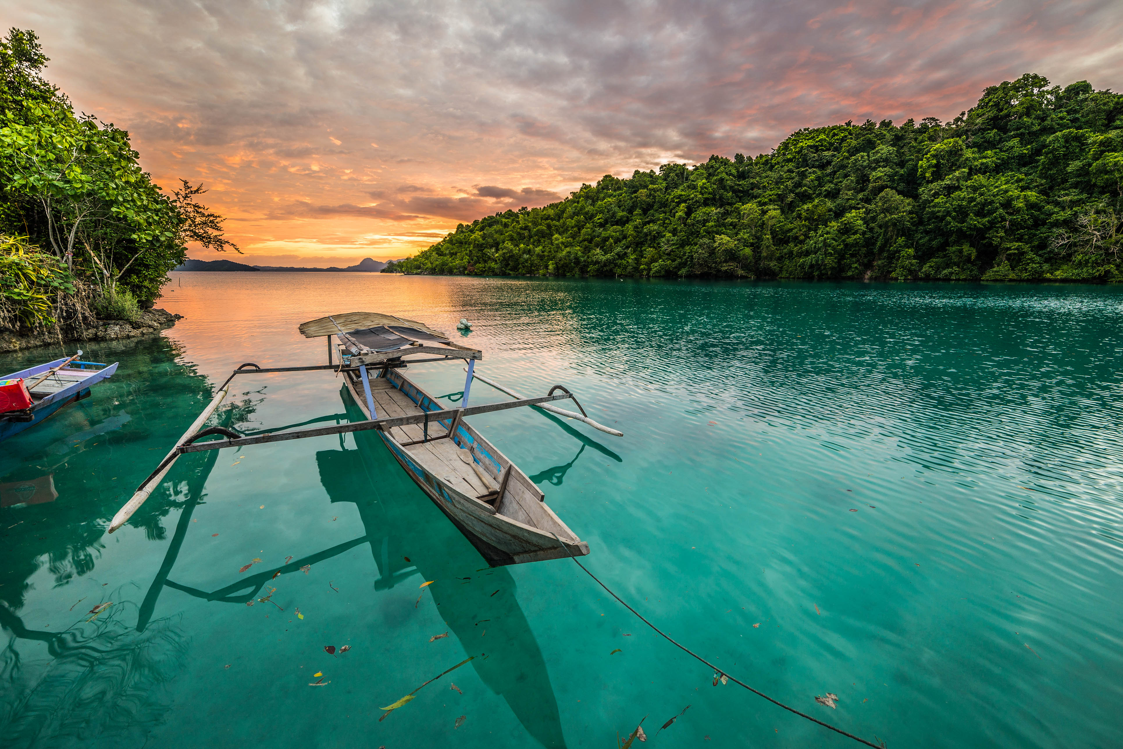 Die indonesische Insel Sulawesi bei Sonnenuntergang 