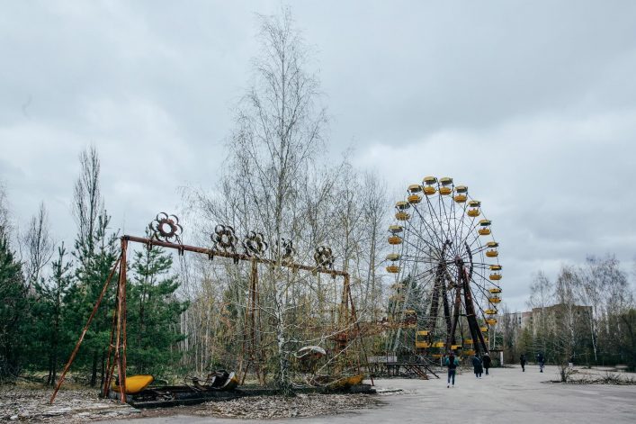 Verlassenes-Karussell-und-verlassenes-Fruchtgehet-in-einem-Vergnuegungspark-im-Zentrum-der-Stadt-Pripyat-die-Katastrophe-von-Tschernobyl-die-Sperrzone-eine-Geisterstadt-iStock-1143854687