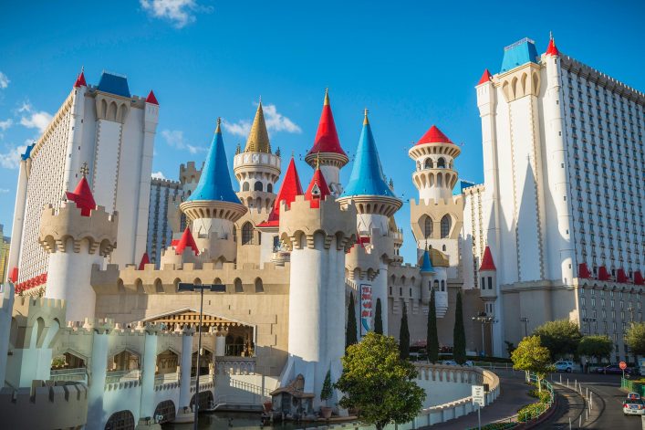 Las-Vegas-bunte-Türmen-des-Exalibur-Casino-hotel-resort,-Nevada-iStock-535294649-EDITORIAL-ONLY-fotoVoyager