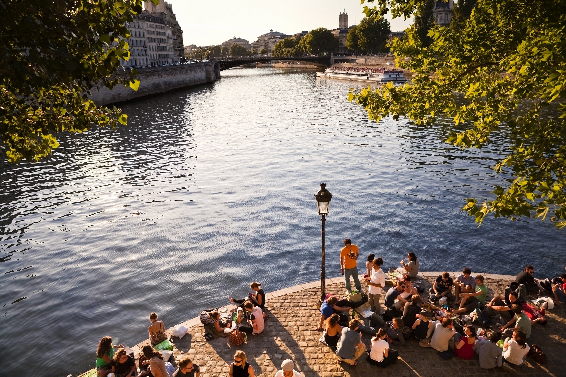 Städtereisen für Singles, Paris, Picknick an der Seine, Lovoo