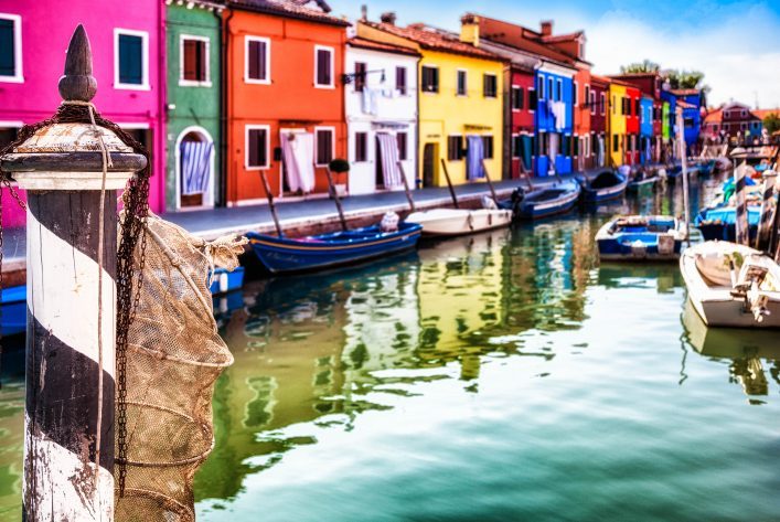Venedig-Typische-Strasse-auf-der-Insel-Burano-iStock_21463578_XLARGE-2