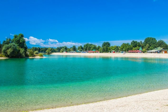 Der türkisblaue Jarunsee läd tzum Spazieren und Wakeboarden ein.