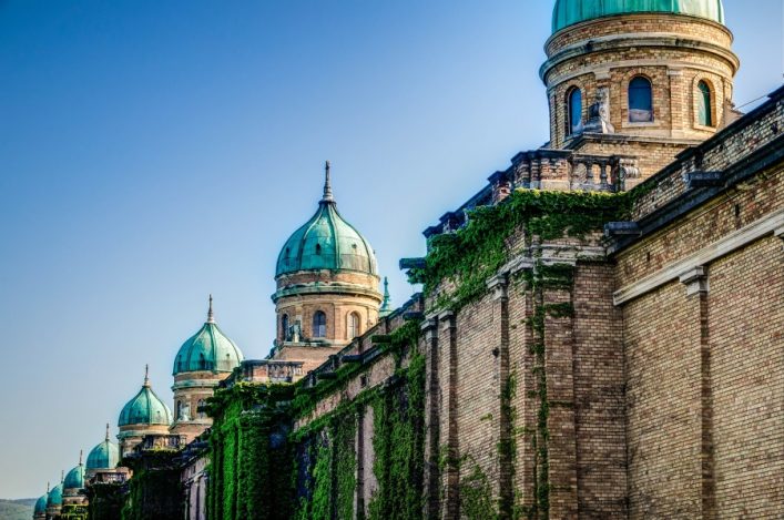 Auf dem Bild sieht man eine lange Wand mit vielen Kuppeln. Sie ist ein Teil des Mirogoj Friedhofs.