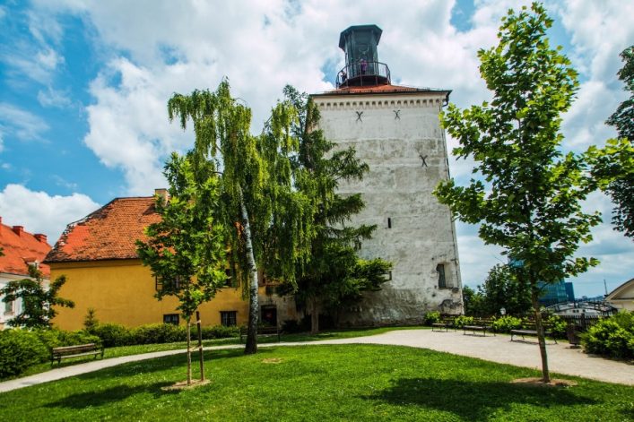 Das steinerne Tor und der Lotrscak Turm sind zu sehen.