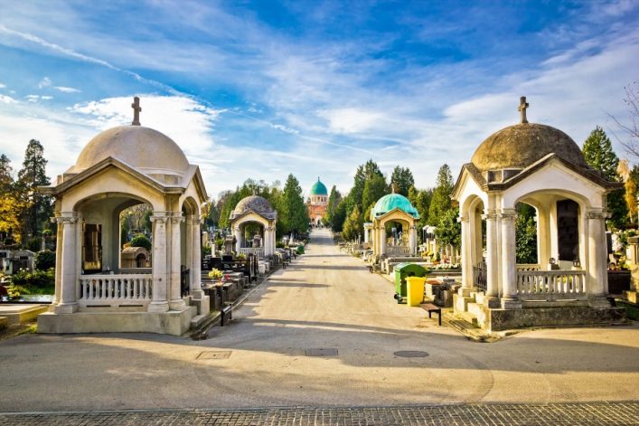 Der Mirogoj Friedhof an einem sonnigen Tag.
