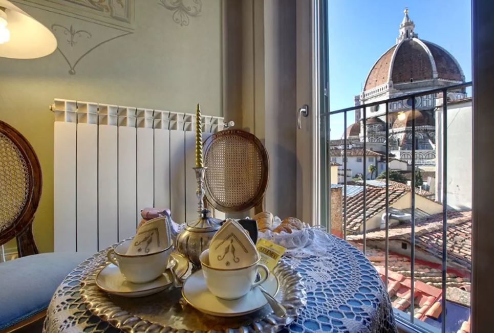 Genießt ein Frühstück mit Blick auf die Kathedrale von Florenz.