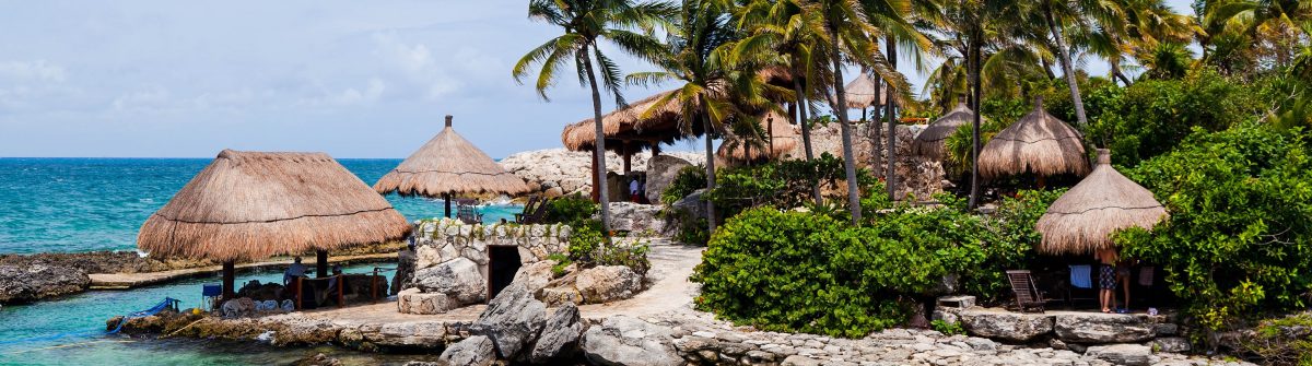 Strand und Palmen in einer Bucht von Cancun