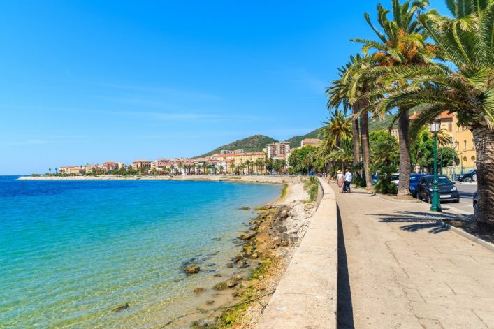 Strandpromenade-mit-Palmen-in-der-Stadt-Ajaccio-Korsika-iStock-649165094