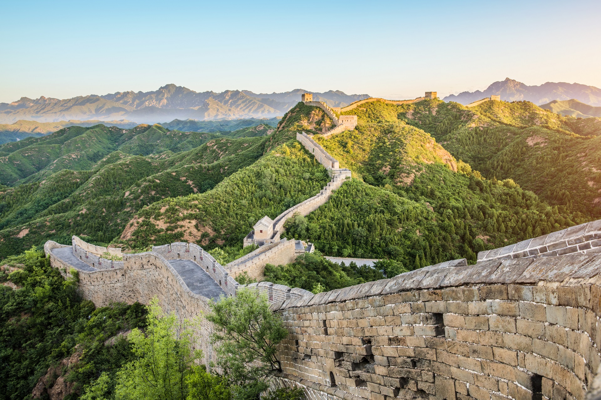 Die Chinesische Mauer steht ganz weit oben auf der Liste der wichtigsten Sehenswürdigkeiten in China.