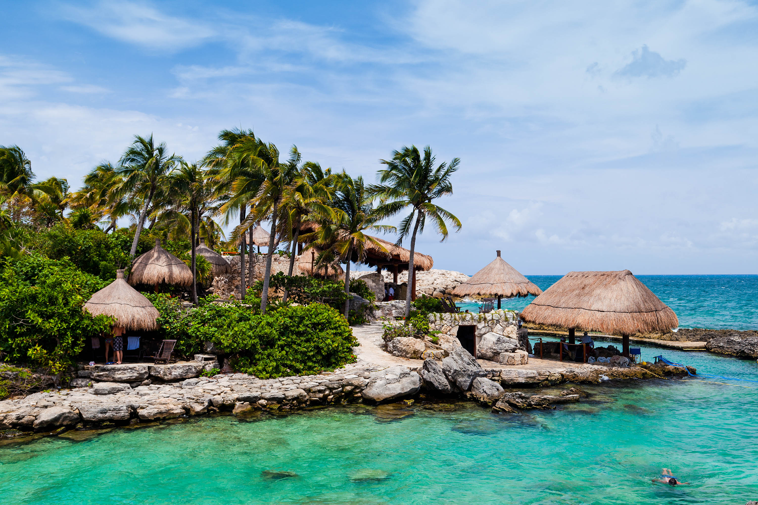 Strand und Palmen in einer Bucht von Cancun