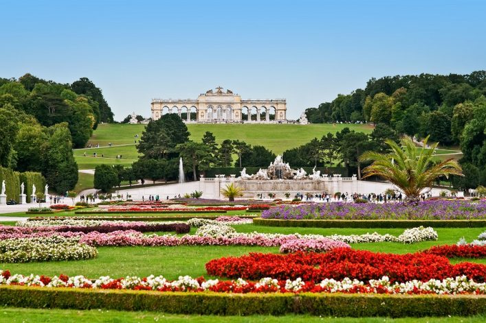 Schloss-Schoenbrunn-in-Wien.-shutterstock_153644612