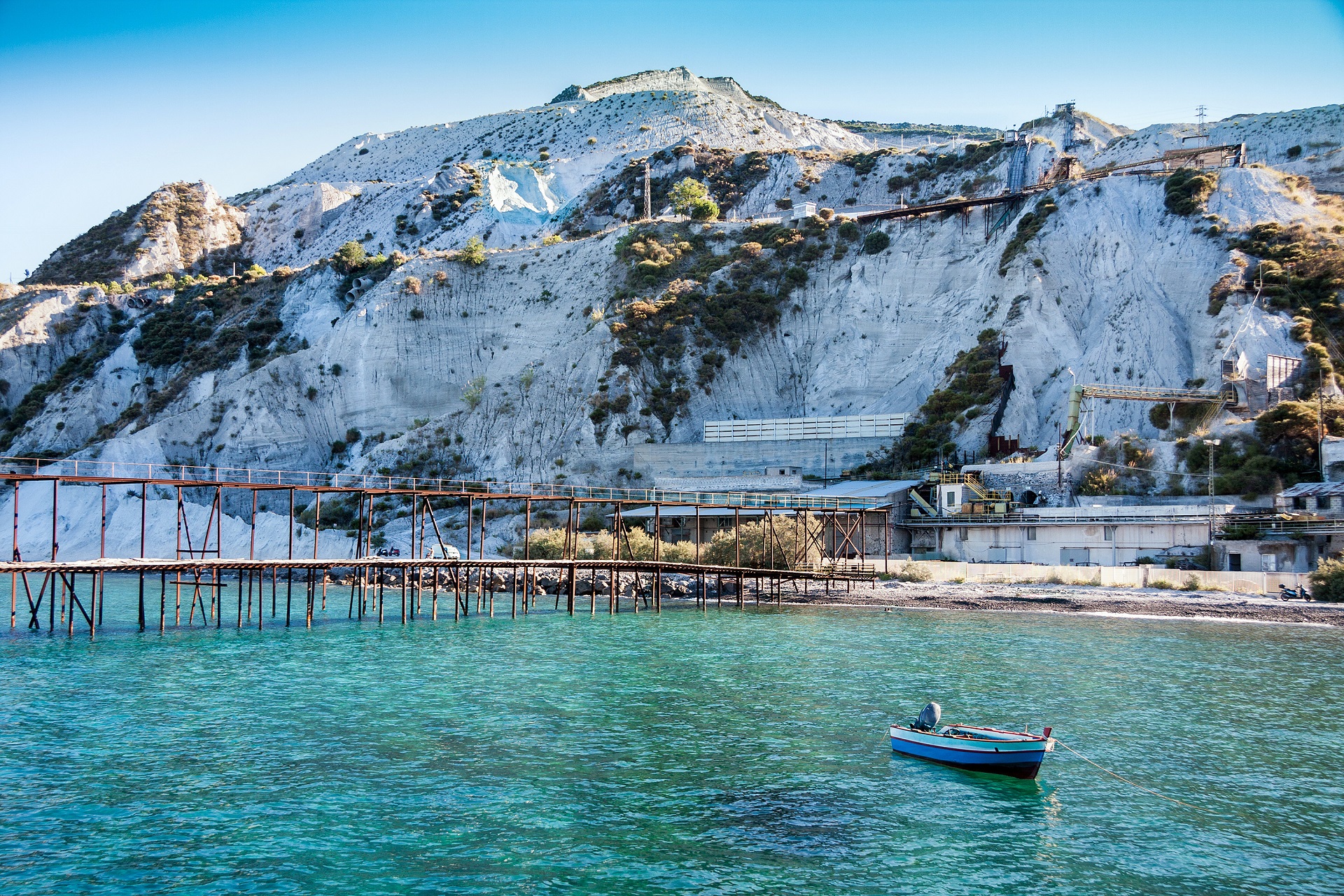 Die Küste von Lipari besteht aus weißem Gestein, das türkise Meer zu Füßen.