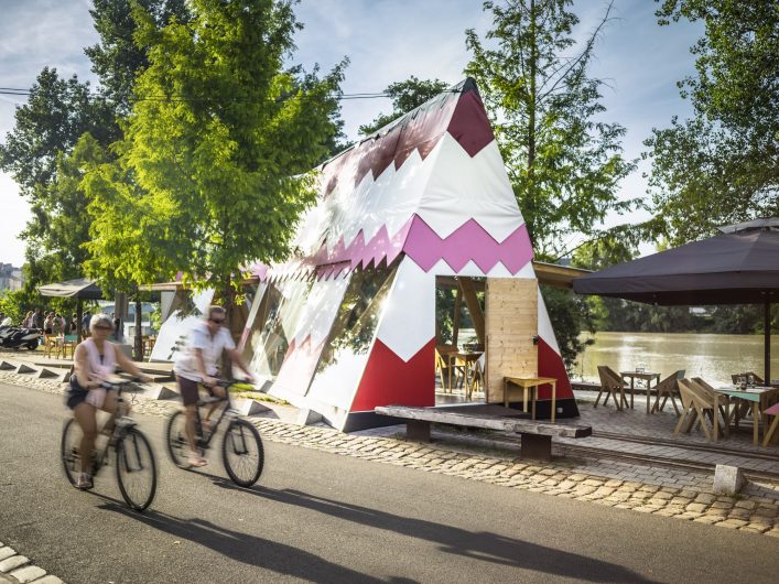 Collectif Fichtre, _Canadienne_, Terrasse du restaurant Le 1, Nantes – Voyage à Nantes,2015 © Franck Tomps _ LVAN