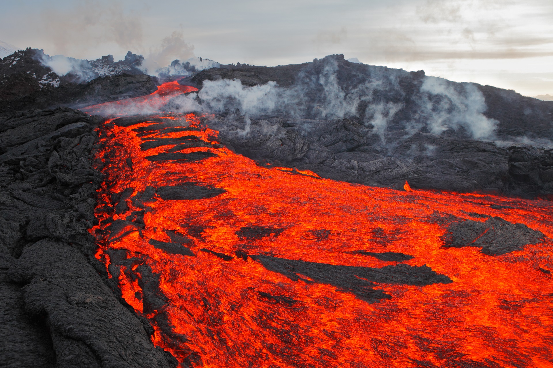 Ein Lavastrom fließt den Vulkan Stromboli hinab.
