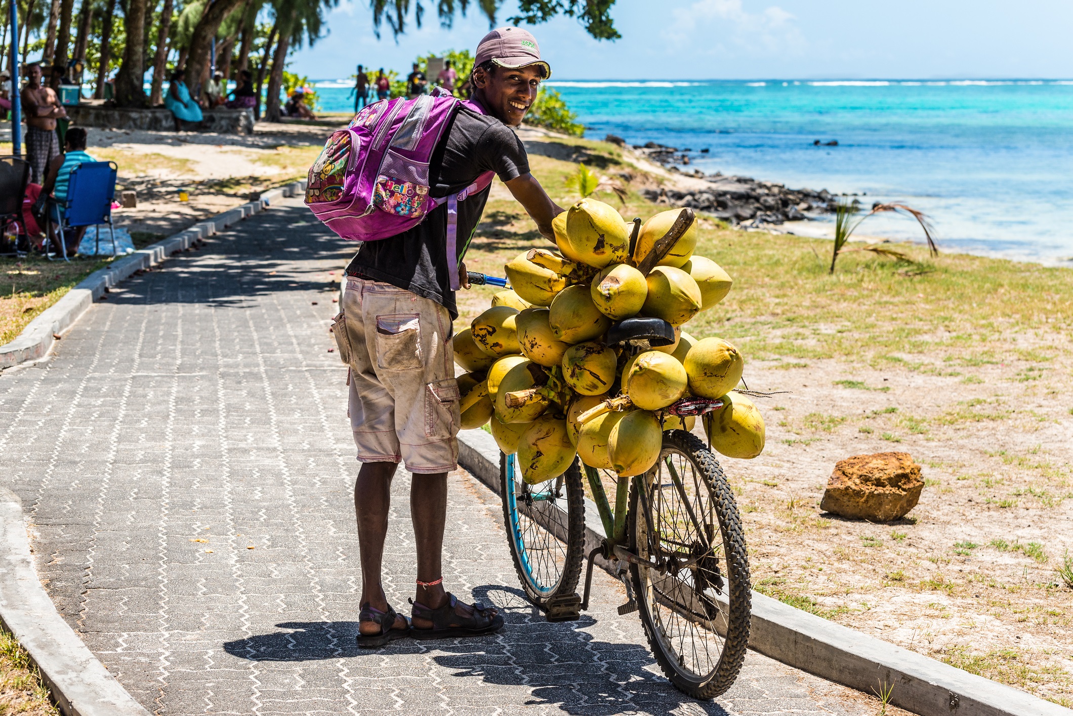 Ein Mann verkauft Kokosnüsse am Strand