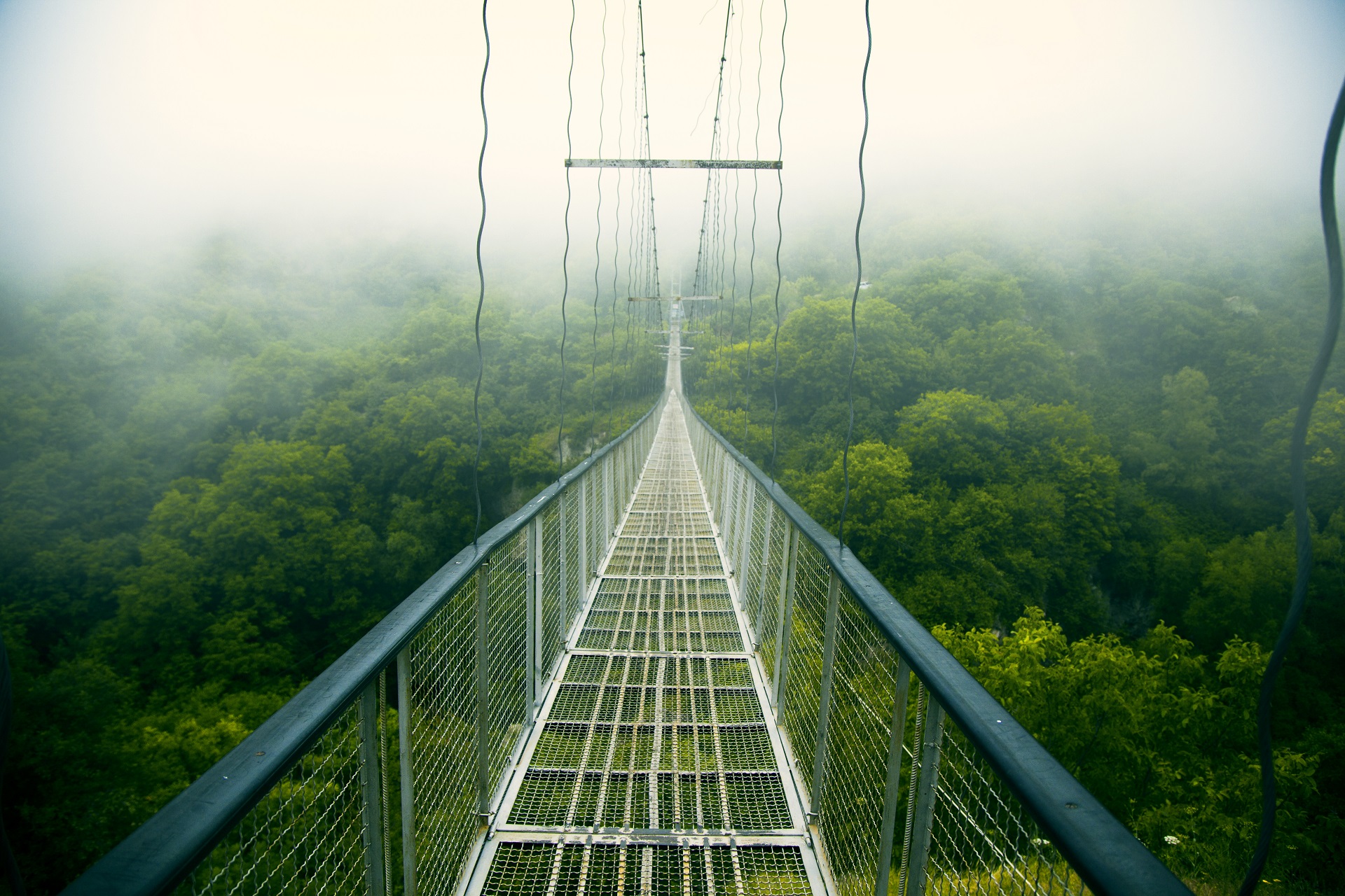 Die von Hand gebaute Hängebrücke, die zum Ort Khndzoresk führt, ist von Nebel umhüllt.