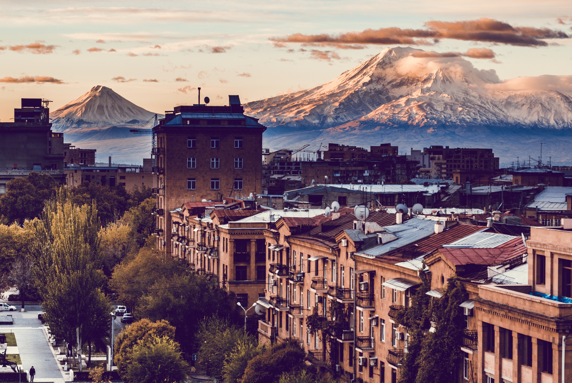 Armeniens Hauptstadt Yerewan bei Sonnenuntergang.
