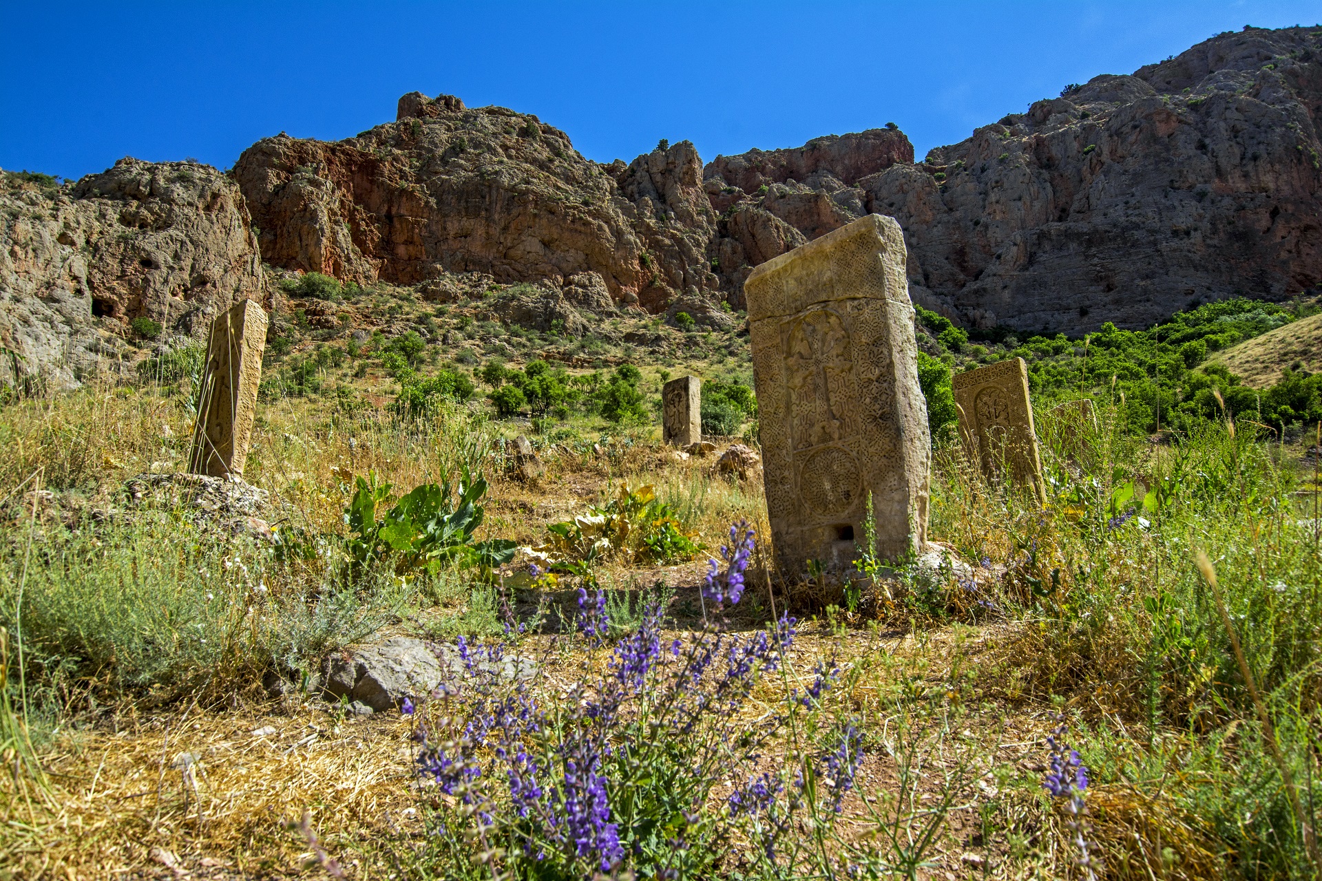 Kreuzsteine findet man in Armenien wie Sand am Meer.