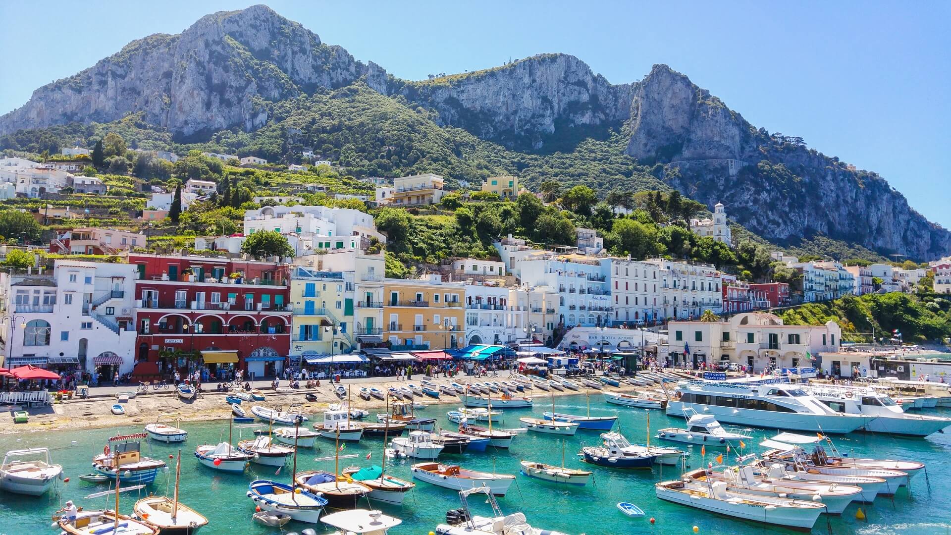 Der bunte Hafen von Capri in Italien