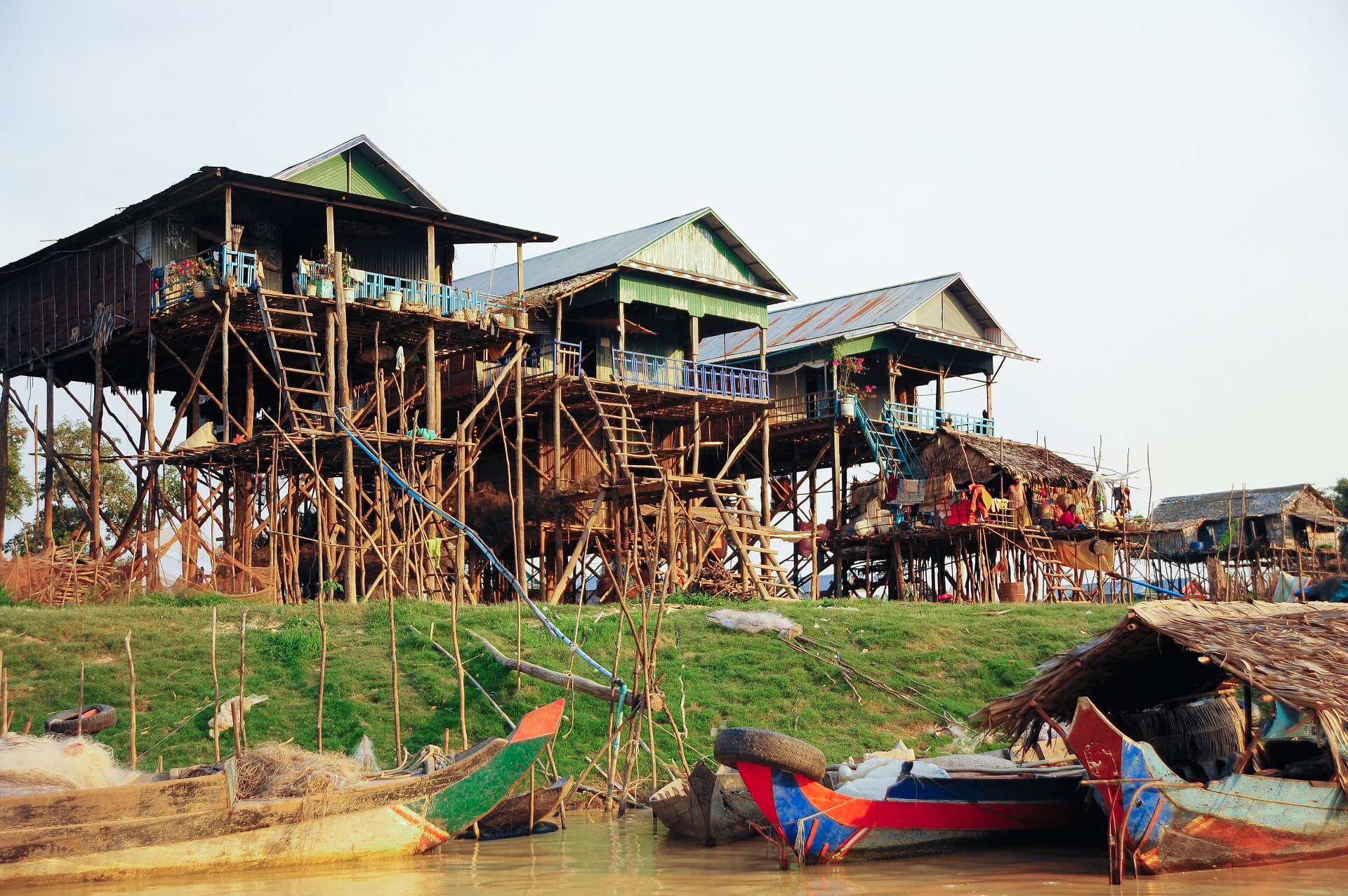 Die bunten Häuser auf Stelzen in einem Dorf nahe Siem Reap