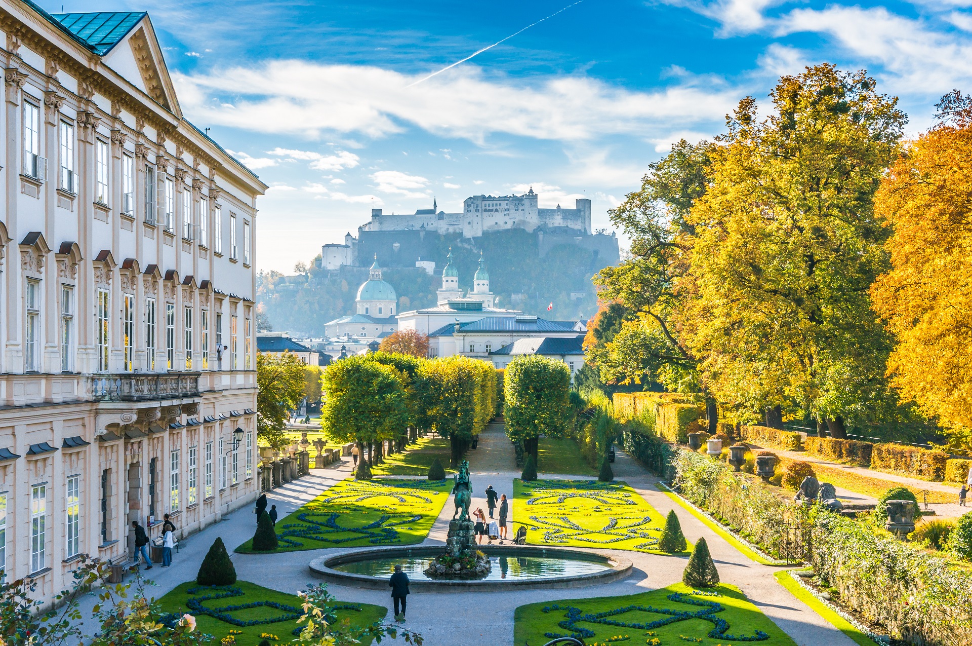 Prachtvolles Salzburg in Österreich mit Garten.