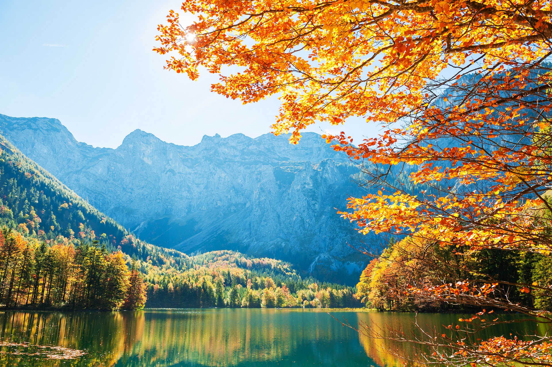 Wunderschöne Herbstpanoramen in Österreich am See.