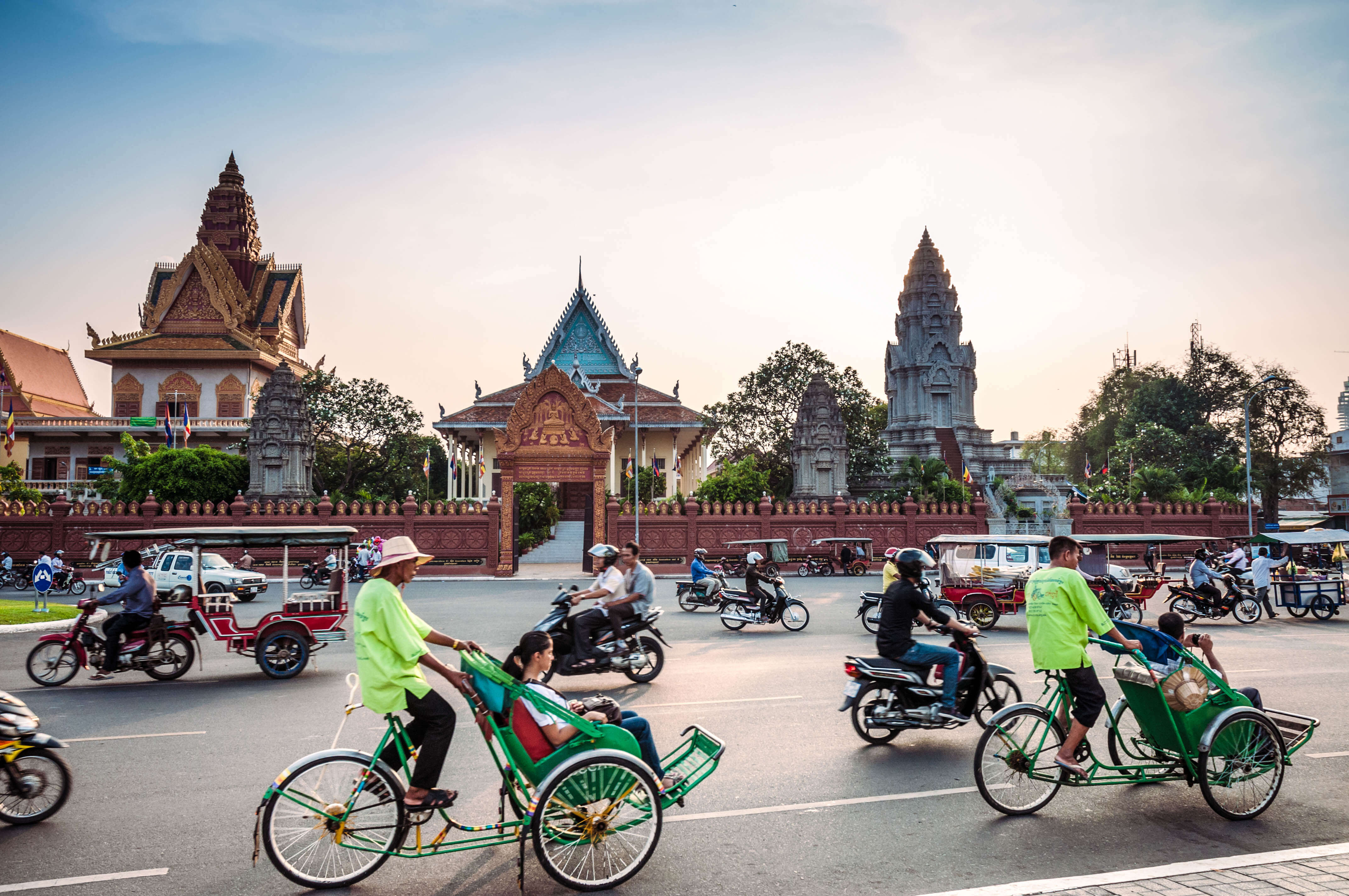 der Verkehr vor einem buddhistischen Tempel in Kambodscha