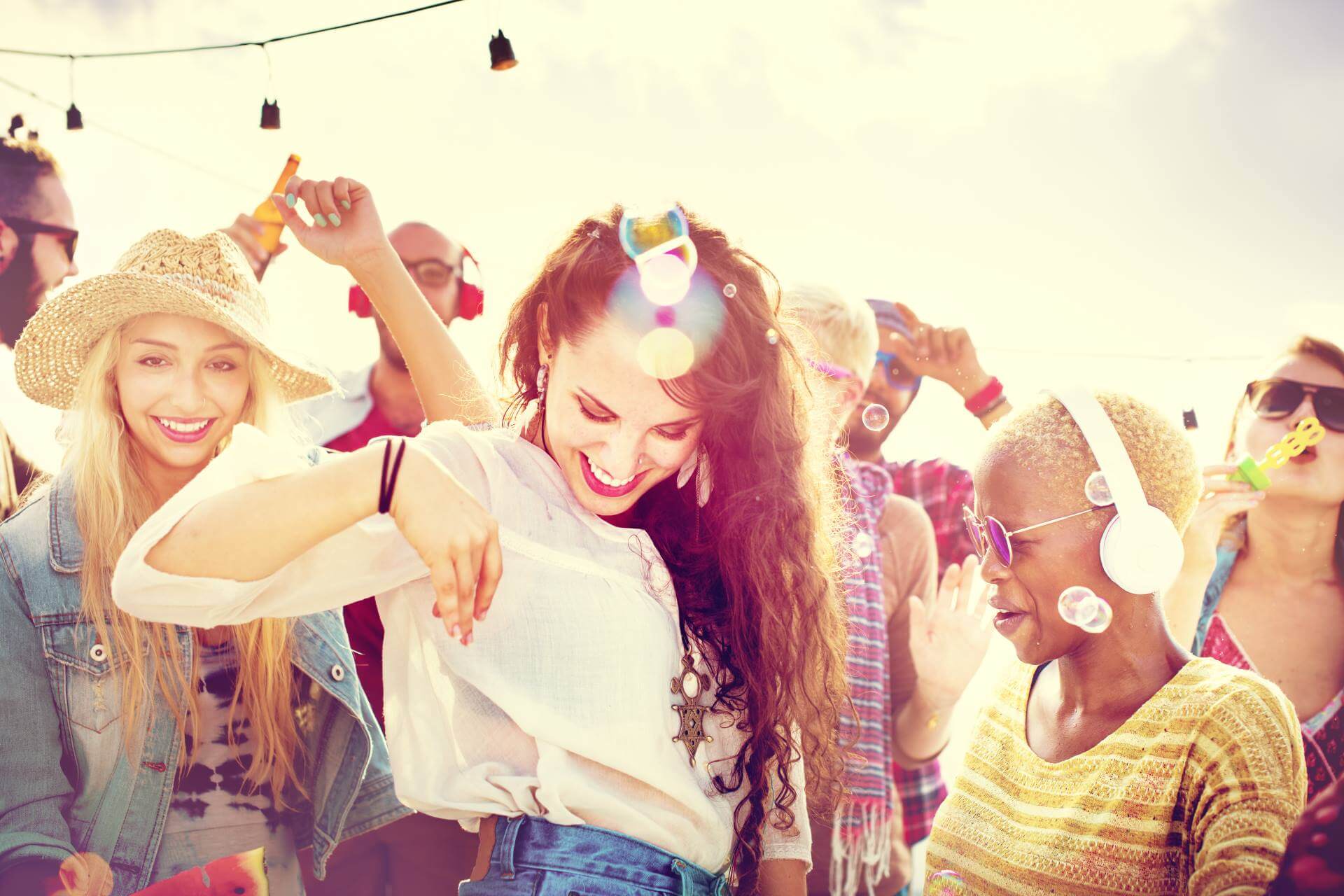 junge Frauen feiern am Strand 