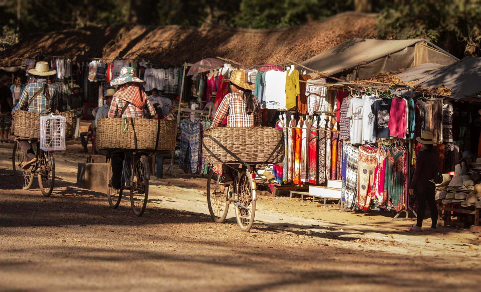 Frauen transportieren ihre Waren auf Fahrrädern in Kambodscha