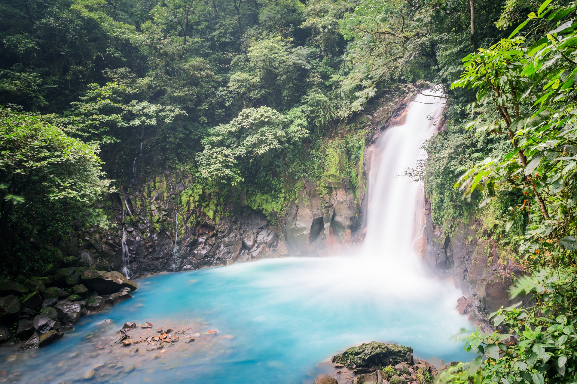 Wasserfällt gibt es unzählige in Costa Rica, der Rio Celeste ist durch seine Farbe ganz besonders toll anzusehen.