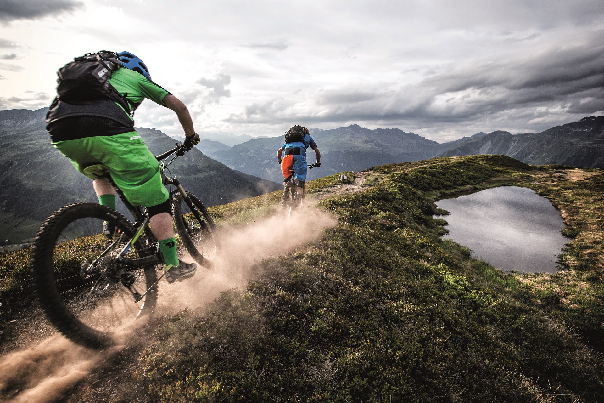 Zwei Radfahrer auf dem Alps Epic Trail in der Schweiz