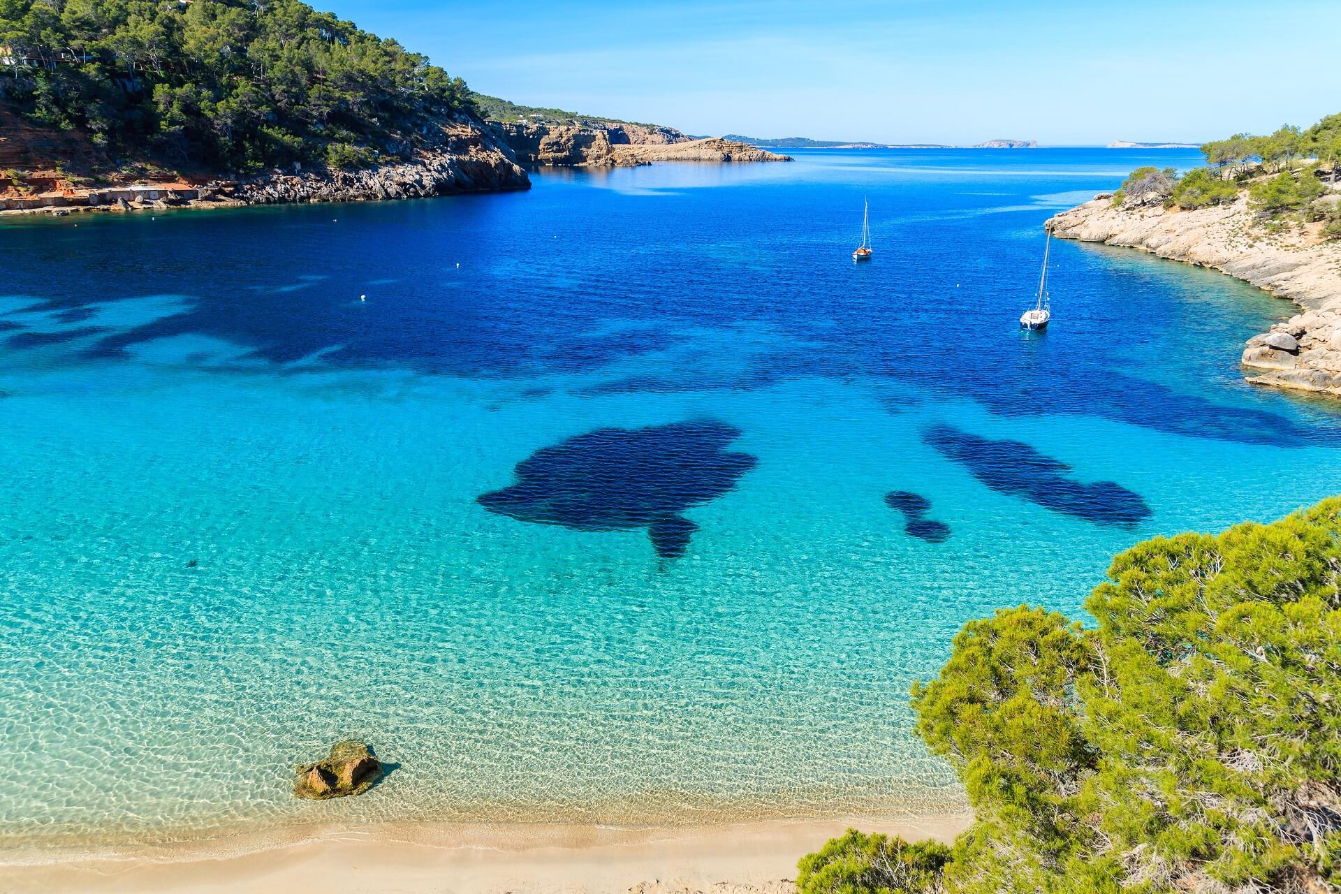 Der Strand Cala Salada auf biza gehört zu den schönsten Stränden auf Ibiza