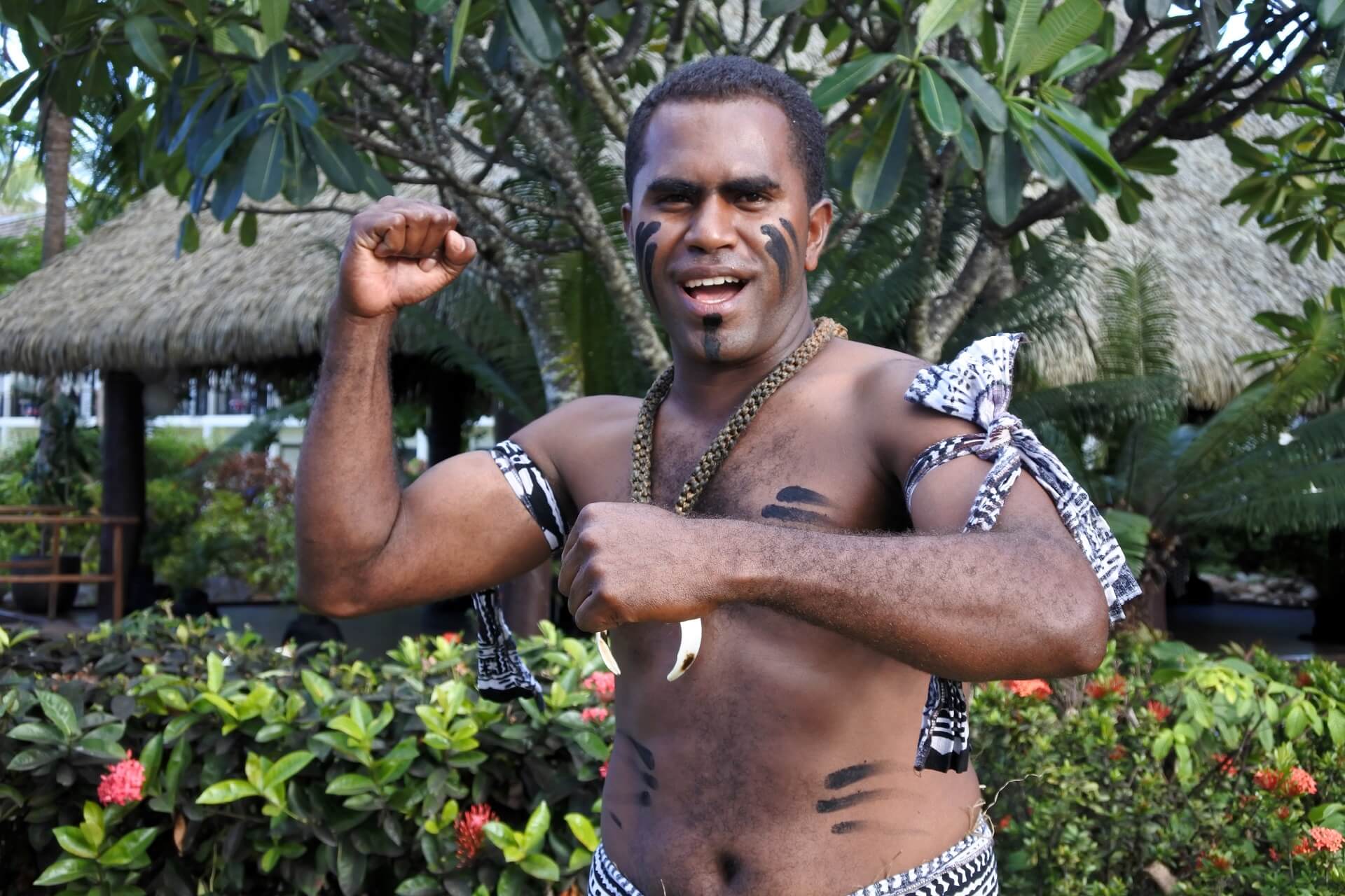 Ein Fidschianer begrüßt auf traditionelle Weise