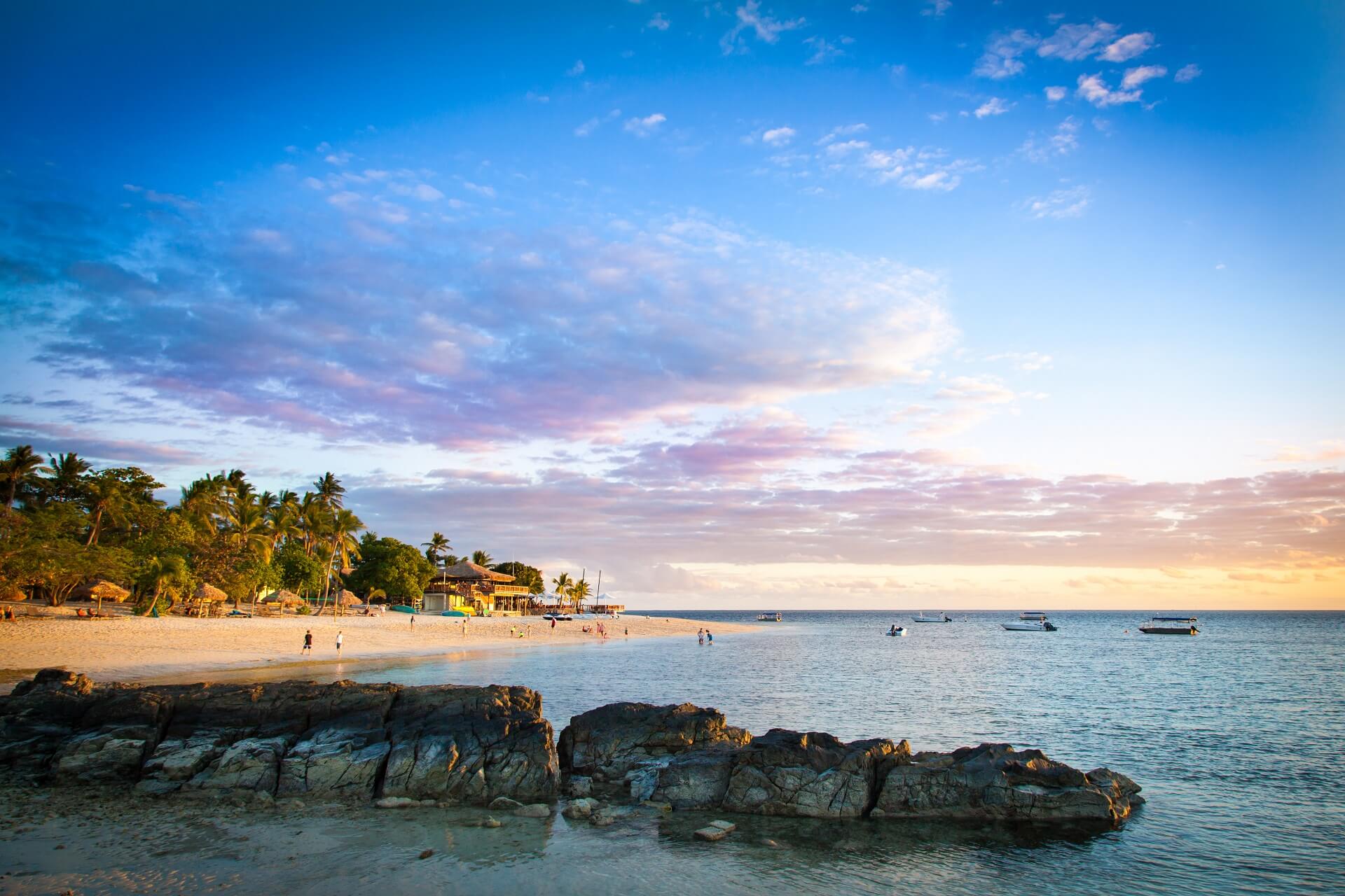 Der Strand der Fidschi Inseln bei Sonnenuntergang