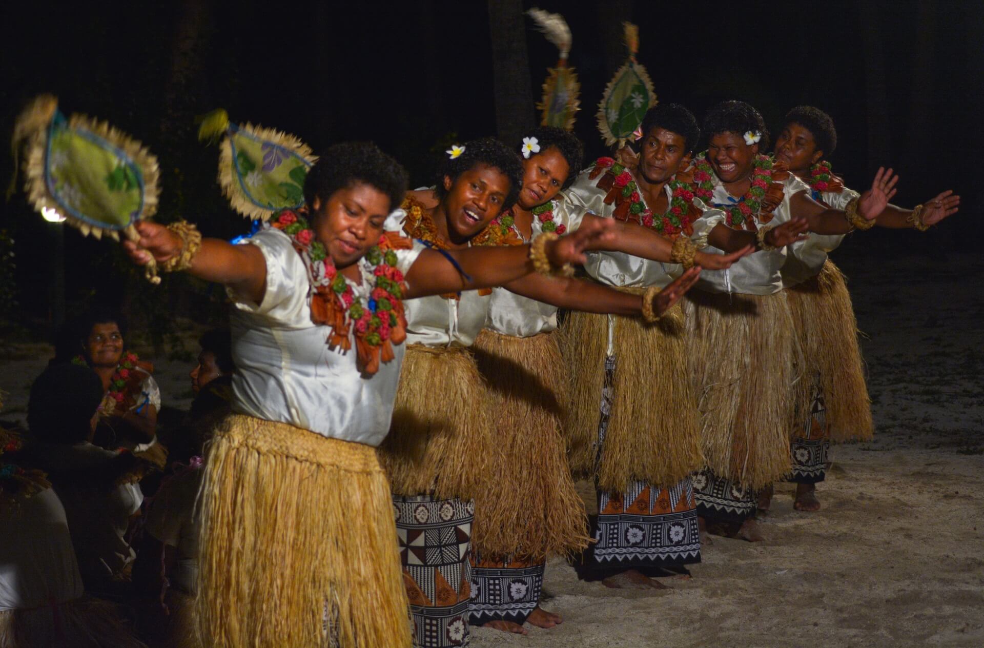 Frauen führen den Meke Tanz auf, ein traditioneller Tanz auf den Fidschi Inseln