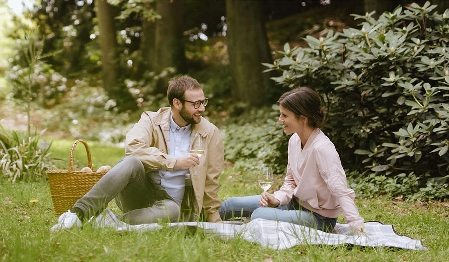 Ein Mann und eine Frau beim Picknick im Skulpturenpark Arboretum