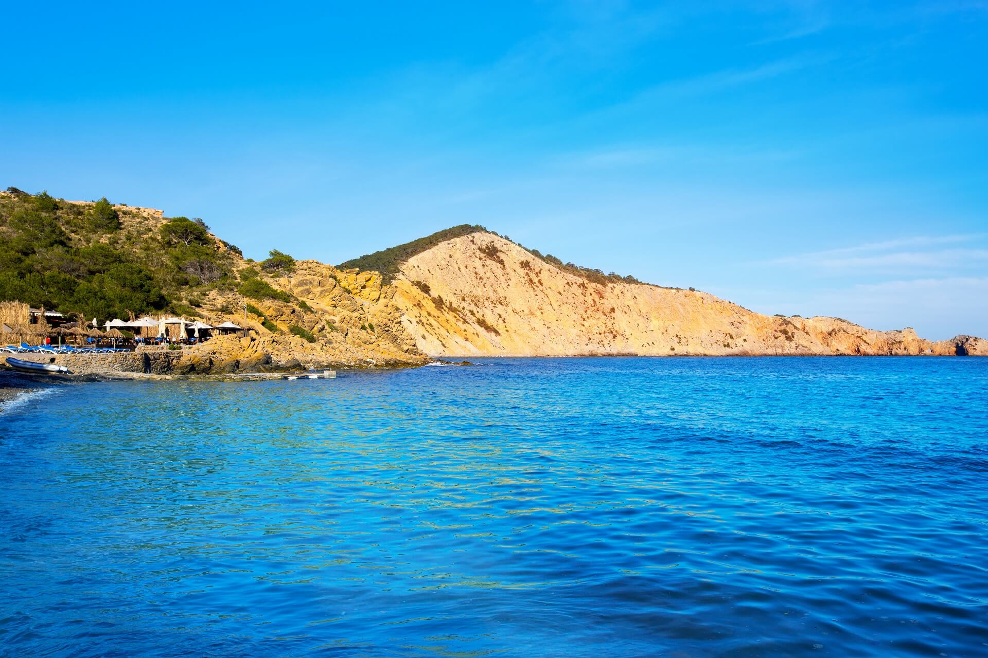 Der Strand Cale es Jondal auf Ibiza ist sehr beliebt