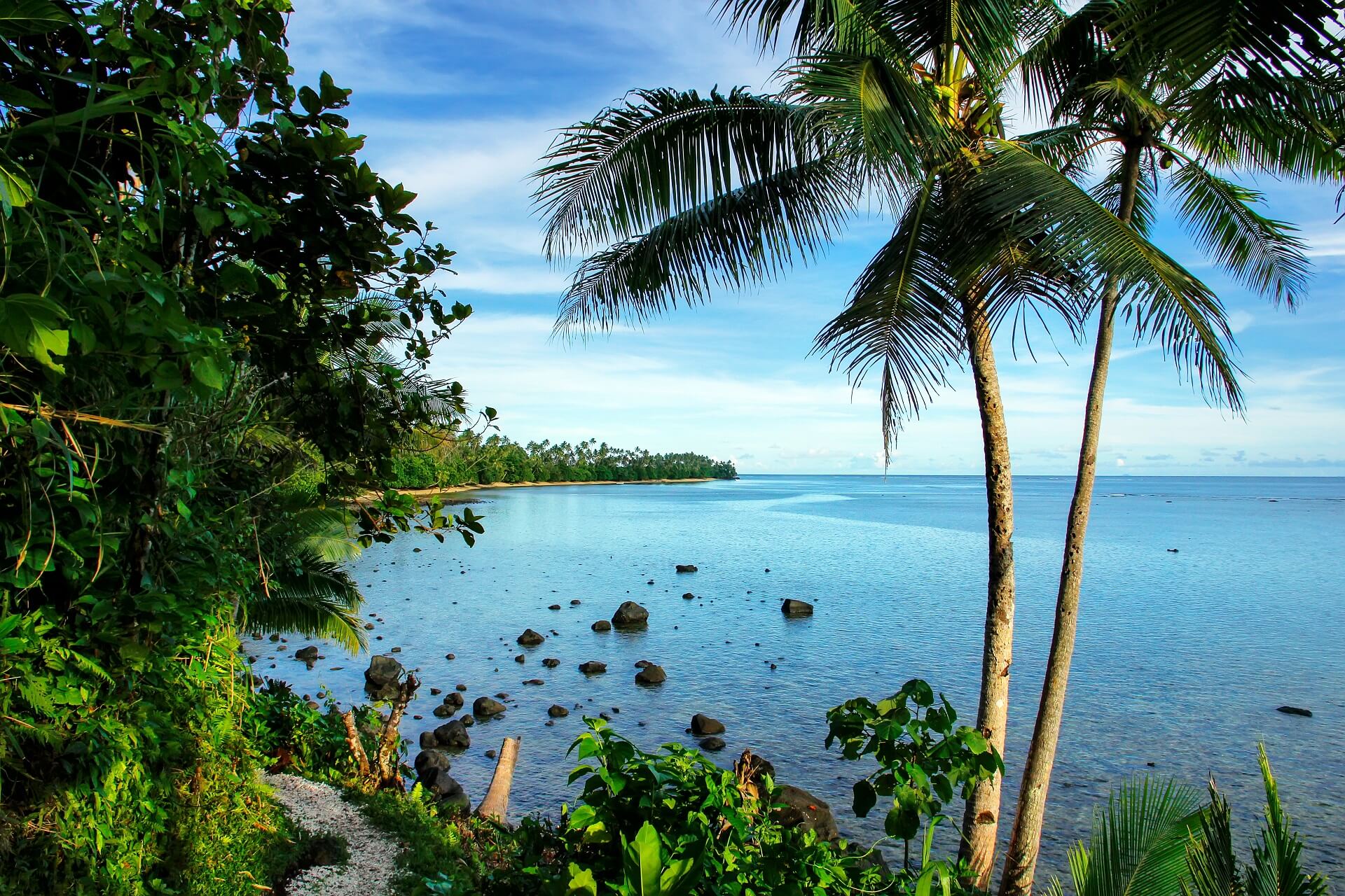 Die Sicht auf den Ozean vom Strand von den Fidschi Inseln ist wunderbar