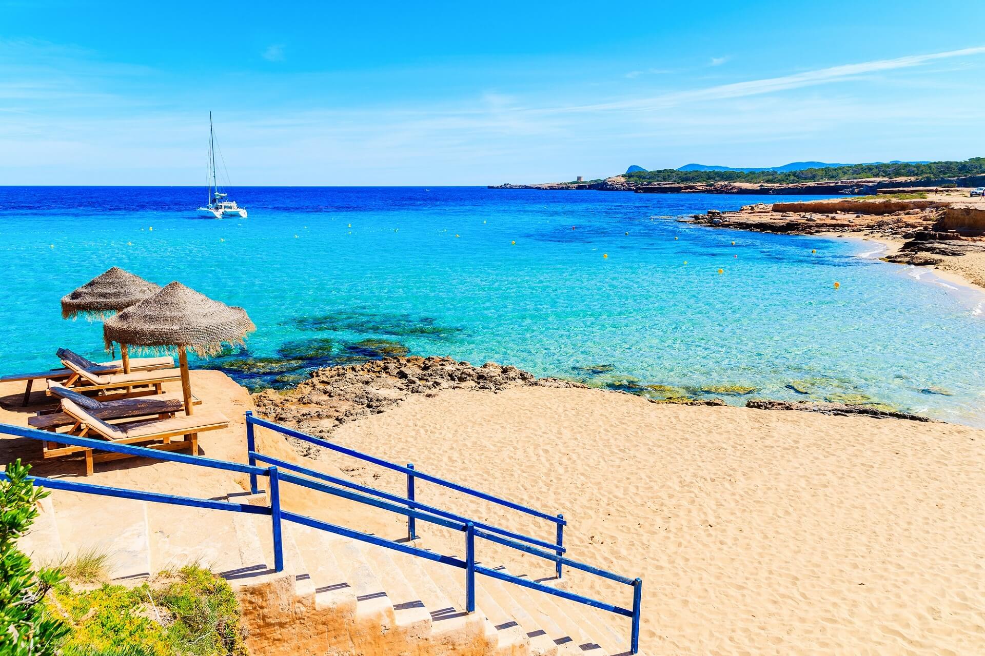Den Strand Cala Conta auf Ibiza erreicht man über Stufen