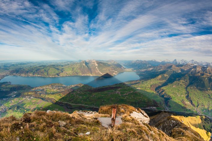 niesen-aussicht-herbst-schatten-pyramide-thunersee-brienzersee