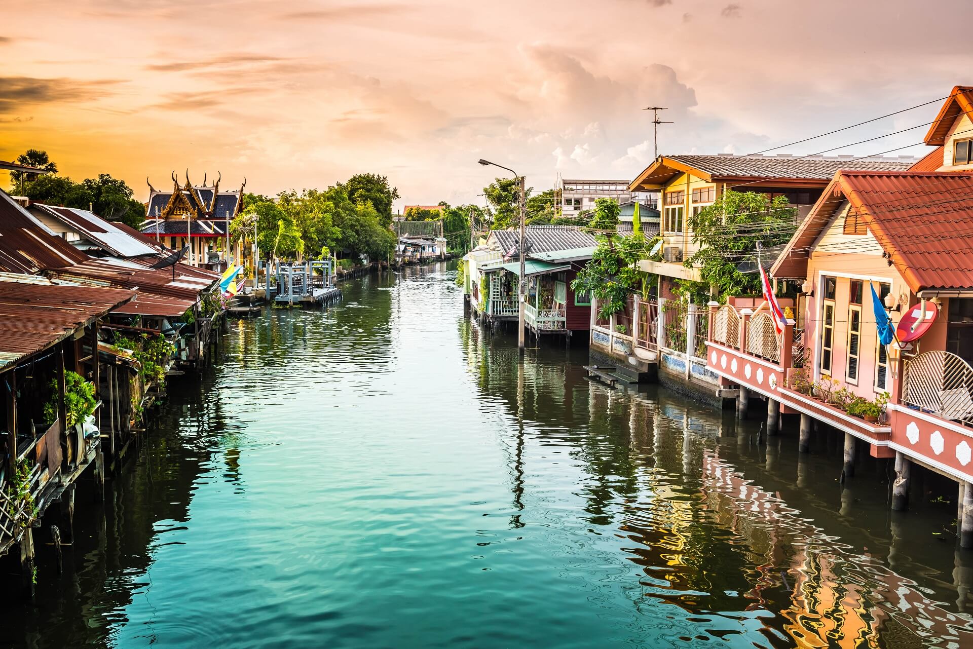 Bei einer Kanalfahrt über die Khlongs lernt ihr Bangkok von einer anderen Seite kennen