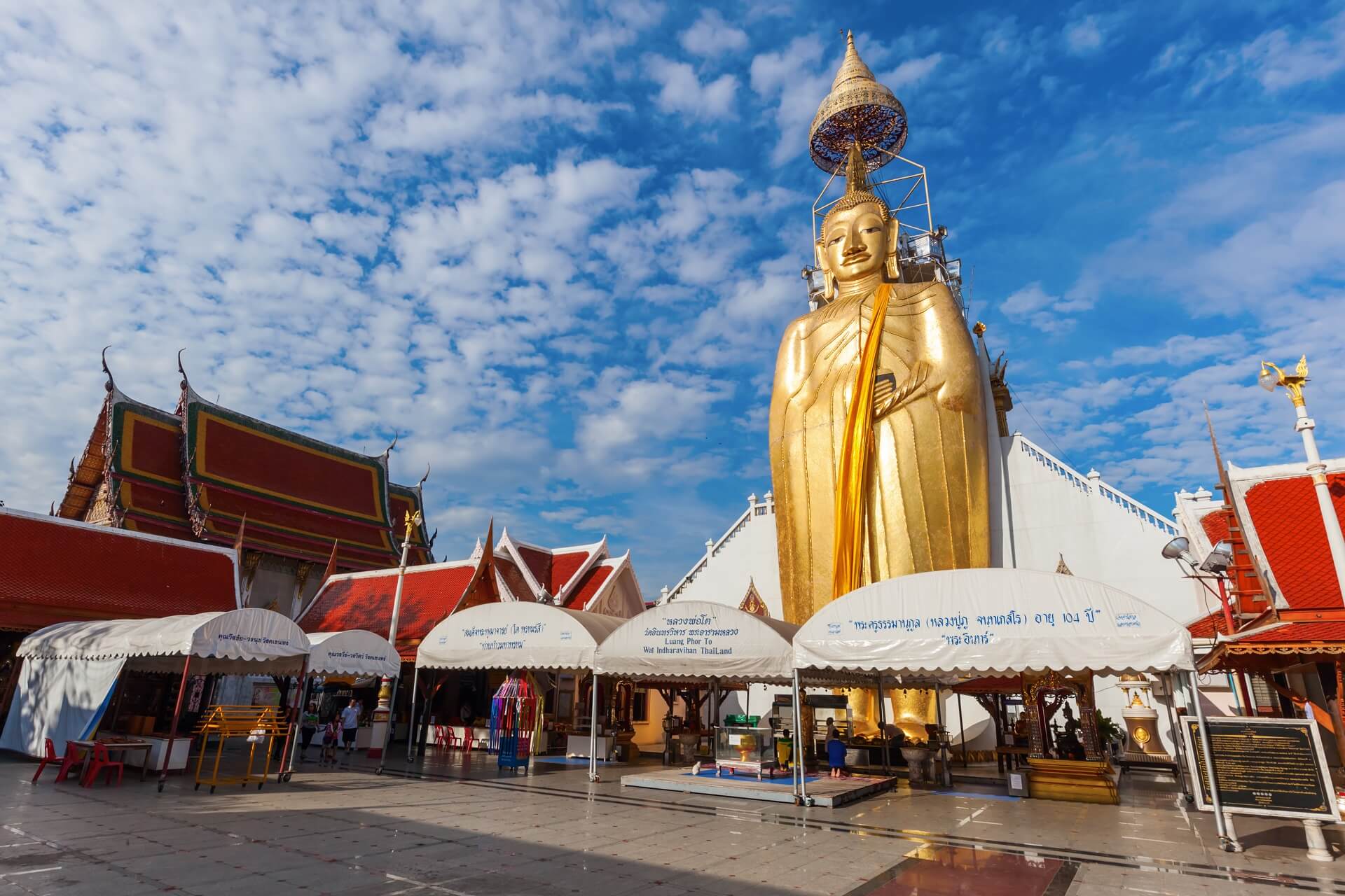 Der stehende Buddha in Bangkok ist sehr beeindruckend.
